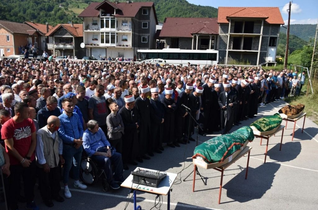Muftija Dizdarević klanjao dženazu trojici mladića koji su poginuli uoči Bajrama; Klanjao sam mnogo dženaza, ali ovo je jedna od najtežih