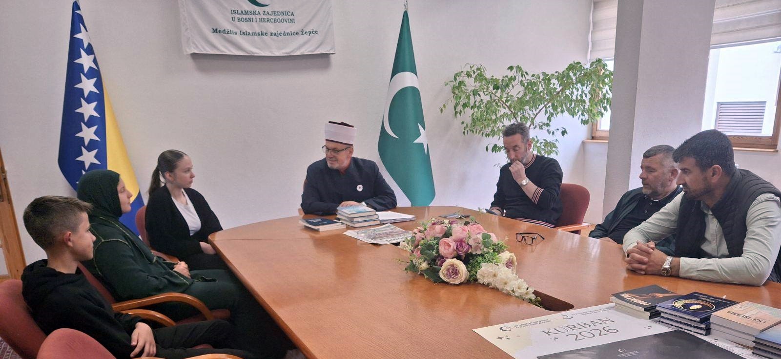 GLAVNI IMAM PRIMIO POBJEDNIKE LITERARNOG KONKURSA POVODOM “DANA DŽAMIJA” GLAVNI IMAM PRIMIO POBJEDNIKE LITERARNOG KONKURSA POVODOM “DANA DŽAMIJA”